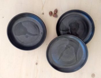 Assiettes en céramique de couleur noire